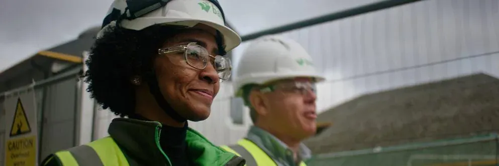 建設現場でヘルメットと安全ベストを着用したBAMの作業員